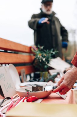 Kadın elini alarak saatler yakın çekim