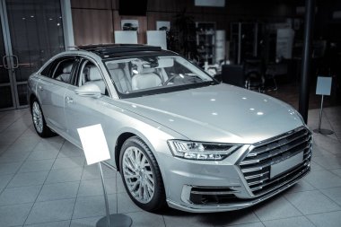 Güzel gümüş renkli araba ayakta otomobil satıcıları ışık geniş salonda