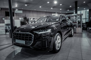 Araba Bayilik salonda şık lüks siyah araba ayakta