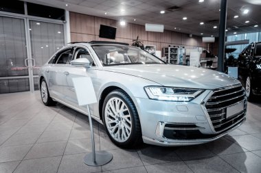 Beyaz binek otomobil güzel modern araba showroom bertarafı için olmak