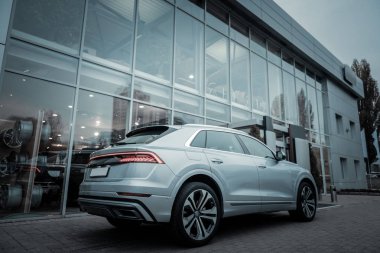 Güzel gümüş hatchback araba araba salonu terk düşük açılı