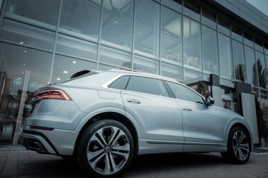 Parlak gümüş renkli duran dışında güzel rahat araba