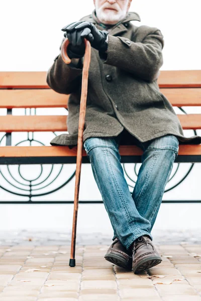 Blij bebaarde man met rust tijdens wandeling — Stockfoto