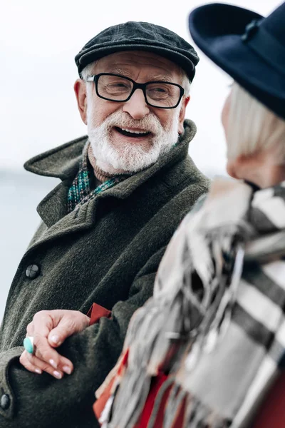 Neşeli sakallı adam zevk ile vakit — Stok fotoğraf
