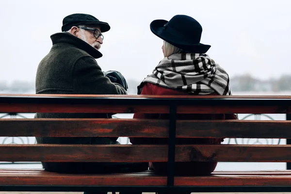 Encantado hombre maduro hablando con su pareja — Foto de Stock