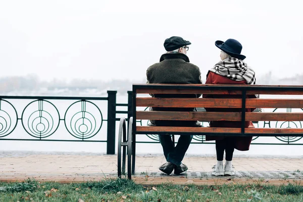 Agradable rubia hembra tener una conversación amistosa con la pareja — Foto de Stock