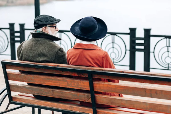 Mogna människor som njuter resten i parken tillsammans — Stockfoto