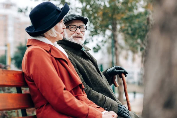 Pensionista guapo mirando a la hermosa mujer mayor — Foto de Stock
