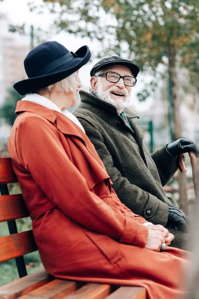 Hombre mayor feliz hablando con su amigo — Foto de Stock