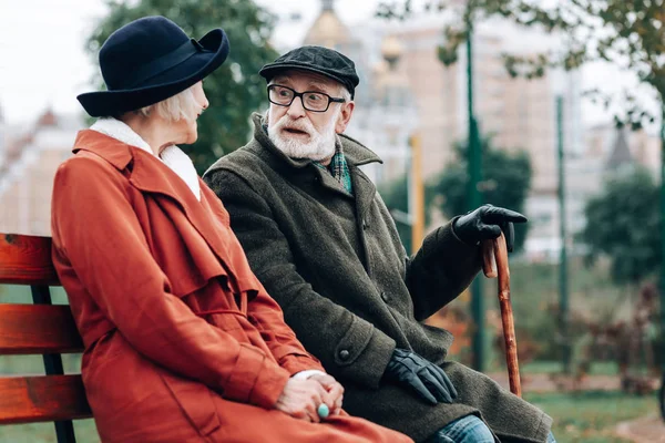 Emocionální starší mužské osobě zíral na svou ženu — Stock fotografie