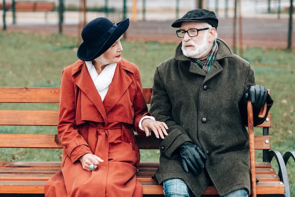 Mujer rubia amable escuchando a su pareja — Foto de Stock