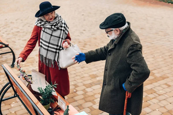 Požadovaná cena za suvenýr pozitivní radost žena — Stock fotografie