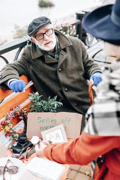 Cheerful grey-haired man sitting on bench in park — Stock Photo, Image