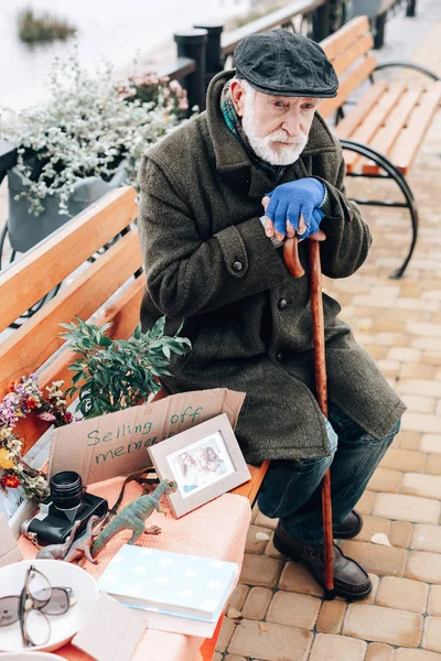 Ouderen bebaarde man denken over zijn leven — Stockfoto