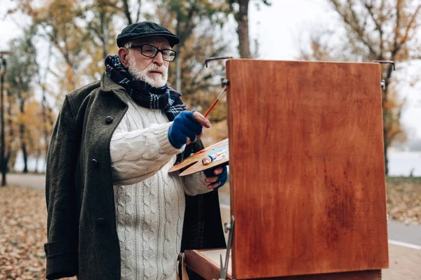 Seriózní vousatých mužských osoba pobírající dávky v krajině obrázek — Stock fotografie