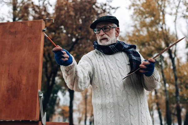 Masterly artista que trabaja en su proyecto de otoño — Foto de Stock