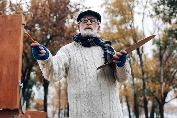 Zasněný starší mužské osoba, která je inspirovaná přírodou — Stock fotografie