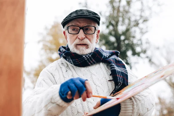 Retrato de pensionista guapo que mezcla colores — Foto de Stock