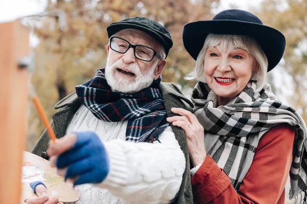 Pozitivní rádi ženská osoba podporující její umělec — Stock fotografie