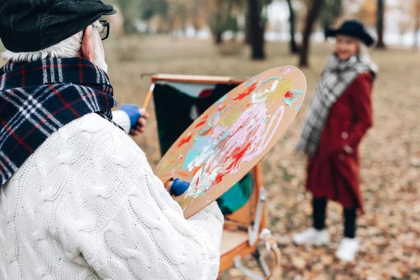 Artista profesional dibujando a su esposa en el parque —  Fotos de Stock