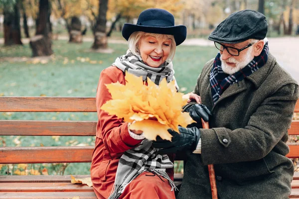 Szczęśliwy Starsza kobieta o romantyczną randkę w parku — Zdjęcie stockowe