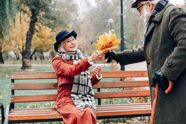 Úžasná starší žena setkání s nejlepší kamarádkou — Stock fotografie