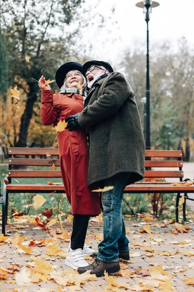 Schattige blonde vrouw permanent dicht bij haar partner — Stockfoto