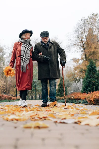 Elegantní starší žena komunikuje se svým partnerem — Stock fotografie