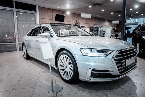 Beyaz binek otomobil güzel modern araba showroom bertarafı için olmak