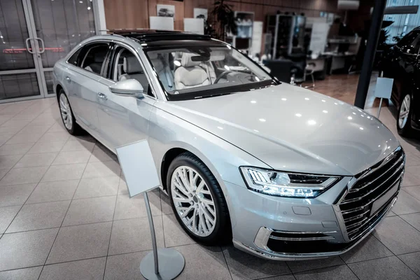 İndirimli fiyata satılık rahat beyaz araba olmanın üstten görünüm