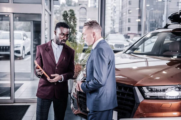 Satış Müdürü. Afrikalı-Amerikalı deneyimli satış müdürü müvekkilinin yeni araba hakkında söylüyorum