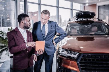 Yeni bir araba satın almadan önce tereddüt başarılı zengin adam