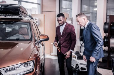 Araba showroom hatchback otomobil seyir ayakta işadamları