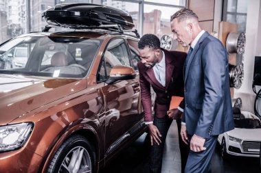 Satış Müdürü müreffeh sürekli müvekkilinin yeni araba hakkında söylüyorum