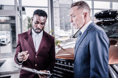 Belgeleri imzalamak istemcinin tutarak araba salon temsilcisi