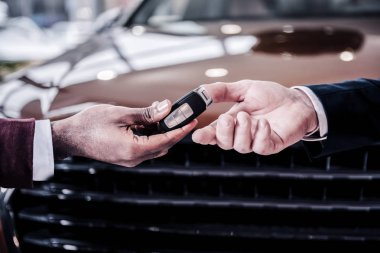 Anahtarlar yeni kahverengi hatchback arabadan yeni sahibine geçen satış müdürü