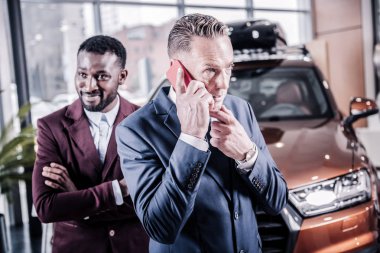 İş ortağı ile telefonla konuşan başarılı olgun adam