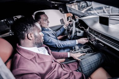 Deri iç güzel lüks arabada oturan zengin adam