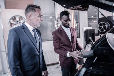 Satış Müdürü açılış gövde müvekkilinin araba hakkında her şeyi gösteriyor