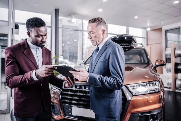 Araba satın almadan önce müvekkilinin belgeleri vererek satış müdürü