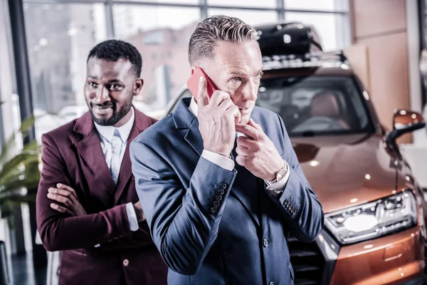 Framgångsrika mogen man tala via telefon med affärspartner — Stockfoto