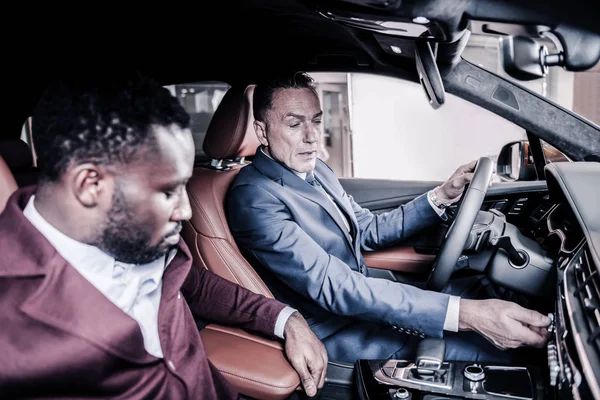 Dois parceiros de negócios sentados no carro com interior de couro — Fotografia de Stock