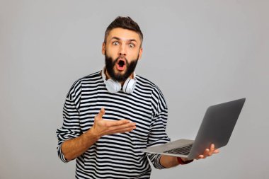 Güzel sürpriz sakallı adam sana bakmak