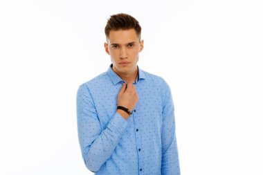 Kravatını sabitleme yakışıklı delikanlıyı