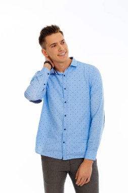 Mutluluk pozitif genç adam boynuna dokunuyor