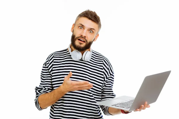 Bonito hombre alegre apuntando a su portátil —  Fotos de Stock