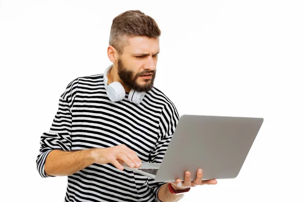 Miły młody człowiek pracuje na laptopie — Zdjęcie stockowe