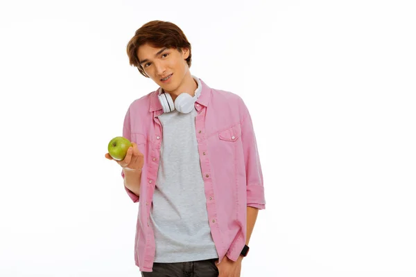 拿着一个绿色苹果的年轻少年 — 图库照片