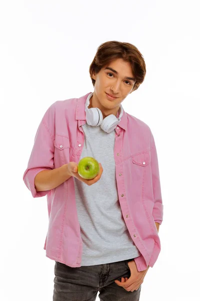 Adolescent positif vous offrant une pomme — Photo