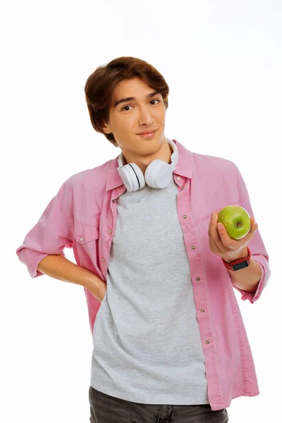 Задоволений молодий хлопчик, який хоче з'їсти яблуко — стокове фото